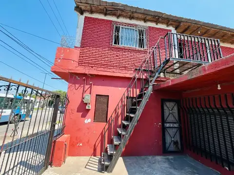 Casa 6 ambientes con 2 baños