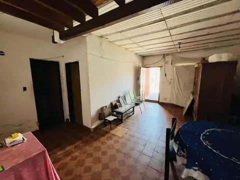 CASA 6 AMBIENTES LOCAL VENTA 2 FAMILIAS CALZADA
