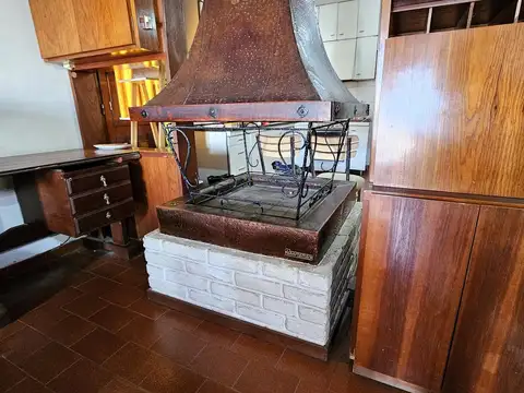 Casa 8 ambientes con 2 baños