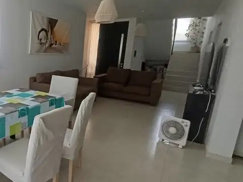 Casa 8 ambientes con 2 baños