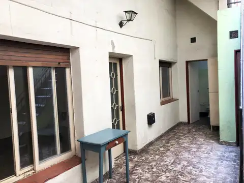 Departamento tipo casa de 4 amb. Patio y terraza. s/ expensa