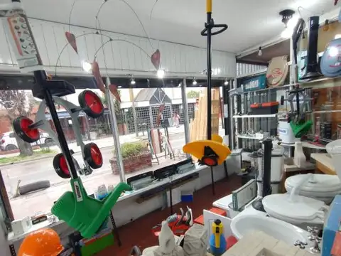 OPORTUNIDAD  - EN VENTA LOCAL CON TRES DEPARTAMENTOS EN BURZACO