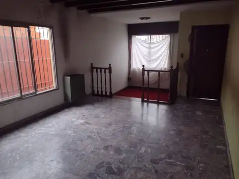 Casa con 2 Garage y 2 habitaciones Excelente construcción 