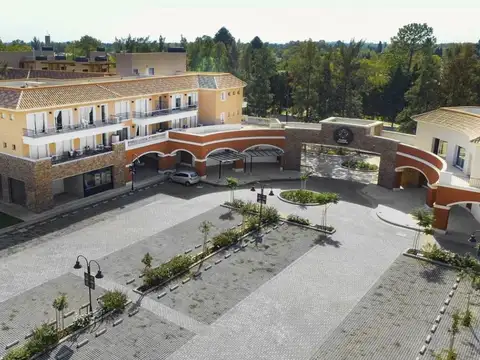 Alquiler Local en Pueblo Caamaño  / Pilar - Centro comercial sobre Av. Caamaño