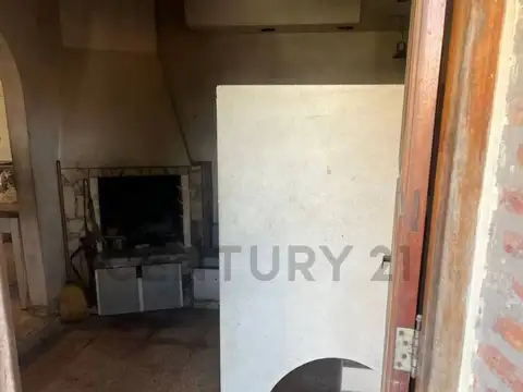 Casa 2 dormitorios en venta en Villa Elvira (a refaccionar)