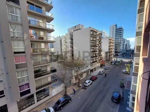 Venta departamento 4 ambientes al frente c/ doble cochera y baulera. Zona La Perla.