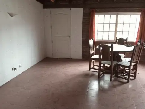 Casa 5 ambientes con 2 baños