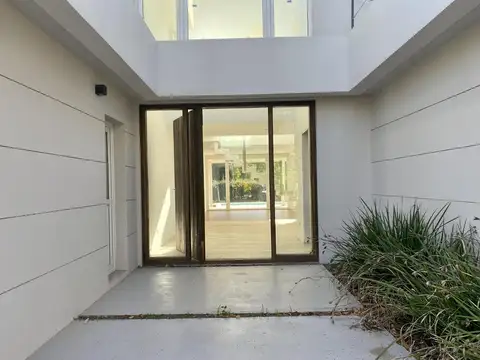 Casa 6 ambientes con 7 baños