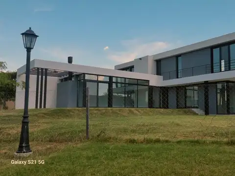 Casa 4 ambientes con 4 baños