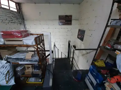 GALPÓN - LOCAL CON VIVIENDA EN PRIMER PISO EN EXCELENTE ESTADO.