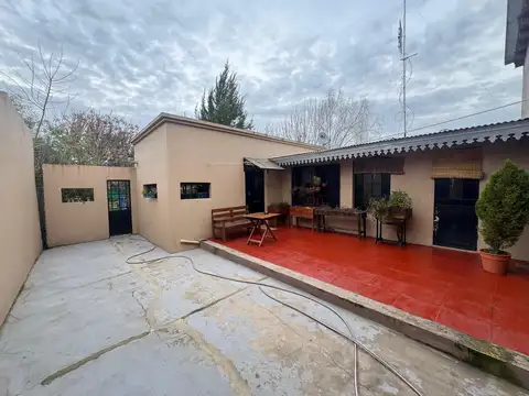 Casa 6 ambientes con 2 baños