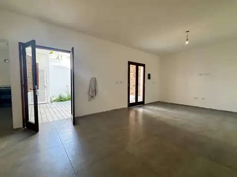 Venta casa de pasillo reciclada a estrenar con 2 dormitorios, 2 patios barrio Nuestra Sra de Lourdes