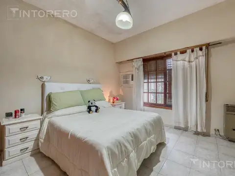 Casa en venta de 3 ambientes con parque, pileta y parrilla en Villa Udaondo