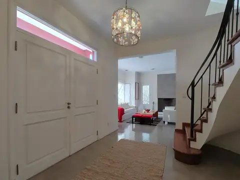 Casa 5 ambientes con 3 baños