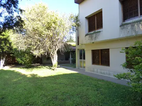 Casa 5 ambientes con 4 baños