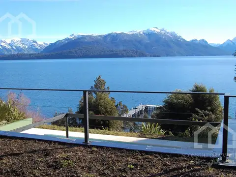 Venta casa cabaña con costa de lago, piscina y marina.