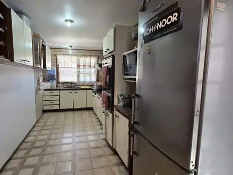 Casa en Venta con 3 cocheras