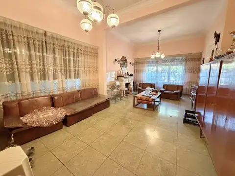 Chalet 4 ambientes en planta baja. Excelente ubicación