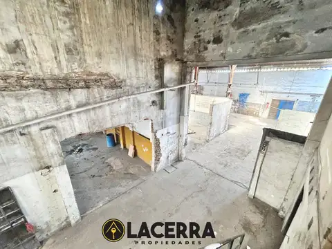 Galpón / deposito en caseros. 860 m2 mas espacio libre