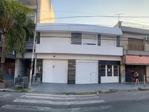 CASA  2 PLANTAS  OPORTUNIDAD LOTE DE 10X30. FOS 60 - FOT 2.2