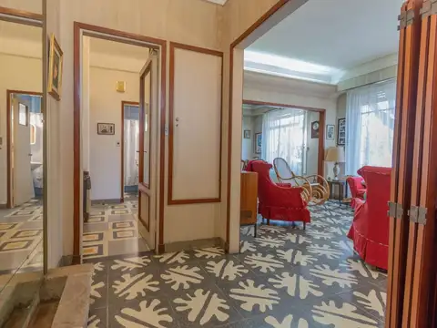 Casa 7 ambientes con 2 baños