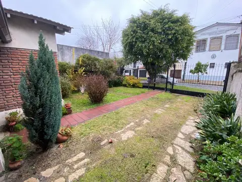 Casa 6 ambientes con 2 baños