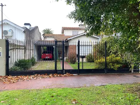 VENTA CASA 6 AMBIENTES, PATIO, COCHERA EN BANFIELD