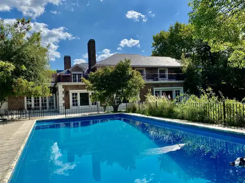 Espectacular Casa de Estilo Francés en Venta Con Jardín y Pileta - Acassuso