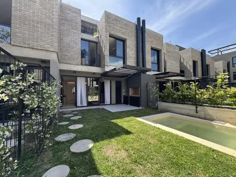 Casa Duplex 3 dormitorios balcon 2 baños y 2 Toilette parrillero piscina A Estrenar Fisherton