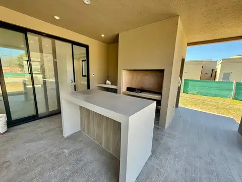 Casa 6 ambientes con 5 baños