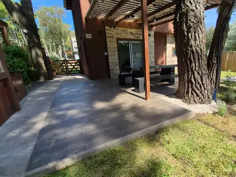 Casa en Alquiler con 2 cocheras