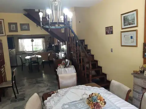 Casa 5 ambientes con 2 baños