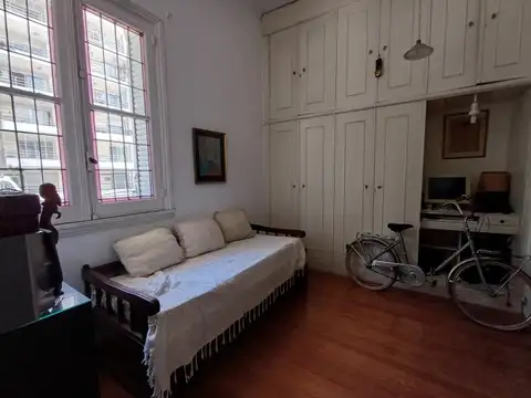 Amplio departamento de categoría con patio en Recoleta. Apto Crédito Bancario.