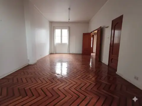 Amplio departamento de categoría con patio en Recoleta. Apto Crédito Bancario.