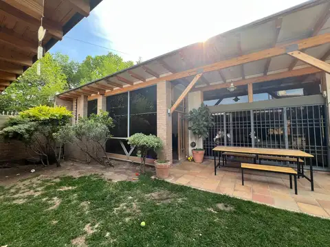 Casa 6 ambientes con 2 baños