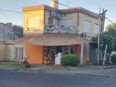 CASA EN DOS PLANTAS CON LOCAL EN ESQUINA 