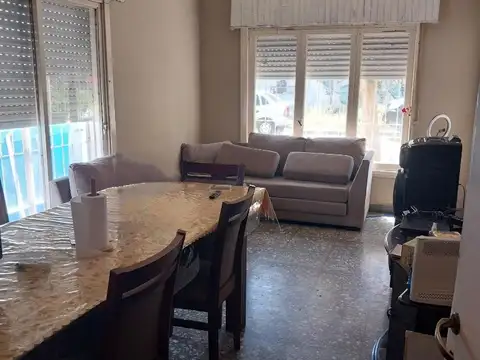 CASA EN DOS PLANTAS CON LOCAL EN ESQUINA 