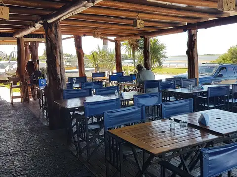 Restaurante con vista panorámica, frente a la laguna de Mar Chiquita.
