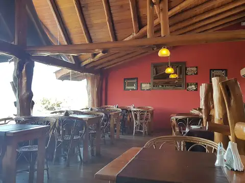 Restaurante con vista panorámica, frente a la laguna de Mar Chiquita.