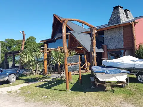 Restaurante con vista panorámica, frente a la laguna de Mar Chiquita.