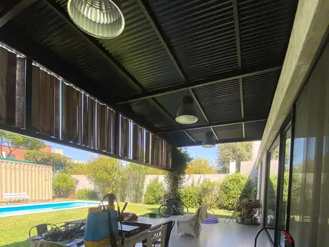 Casa en Alquiler con 2 cocheras