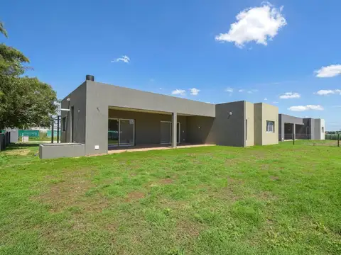 Casa 4 ambientes con 3 baños