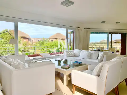 Casa 6 ambientes con 4 baños