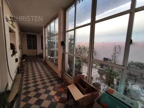 Casa en  venta. Terreno de 10m x 45m. 4 dormitorios y dos baños