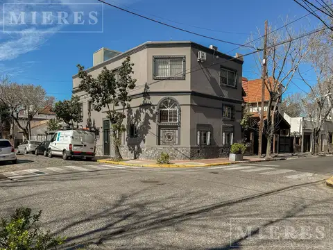 Muy linda casa desarrollada en tres plantas, remodelada a nuevo en 2005.