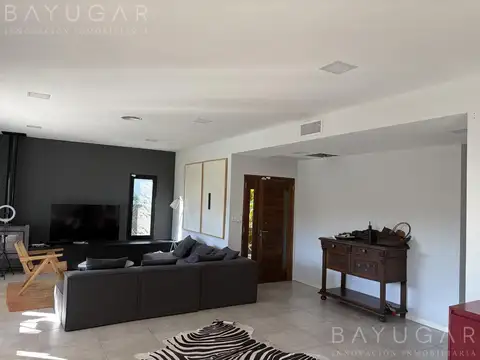 Casa en Venta con 3 cocheras