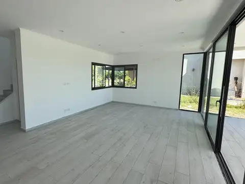 Casa en Venta con 4 cocheras