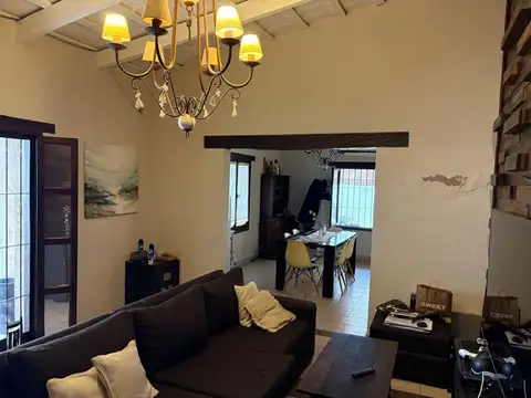 Casa 4 ambientes con 2 baños