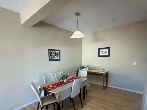 DEPTO CENTICO -  2 DORMITORIOS - 1° PISO - BALCON A LA CALLE - RADIADORES