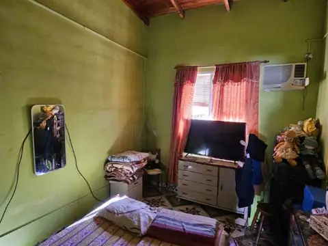 Casa de tres dormitorios con dos patios + local comercial con baño - cochera